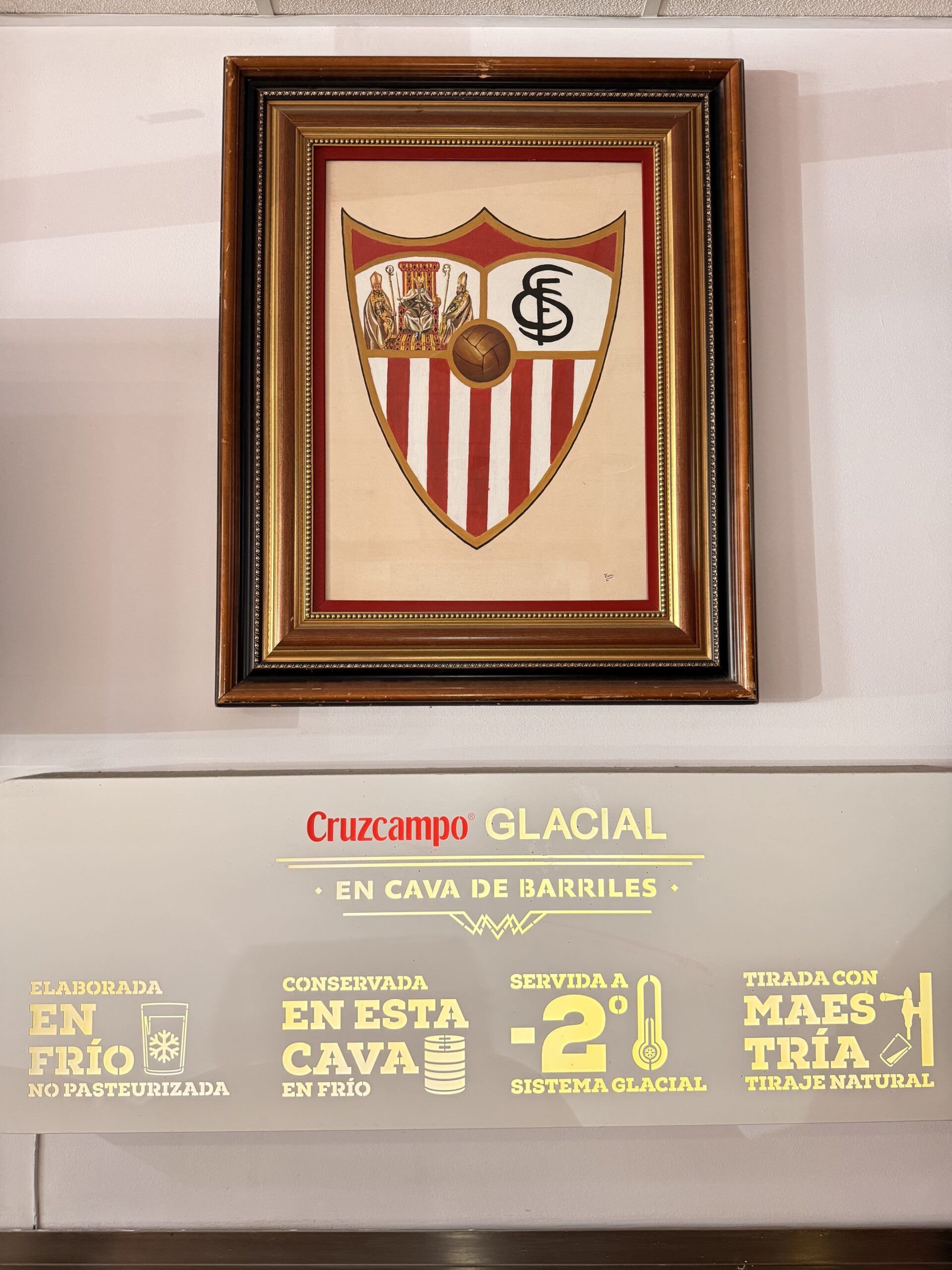 Escudo Sevilla FC con Cruzcampo