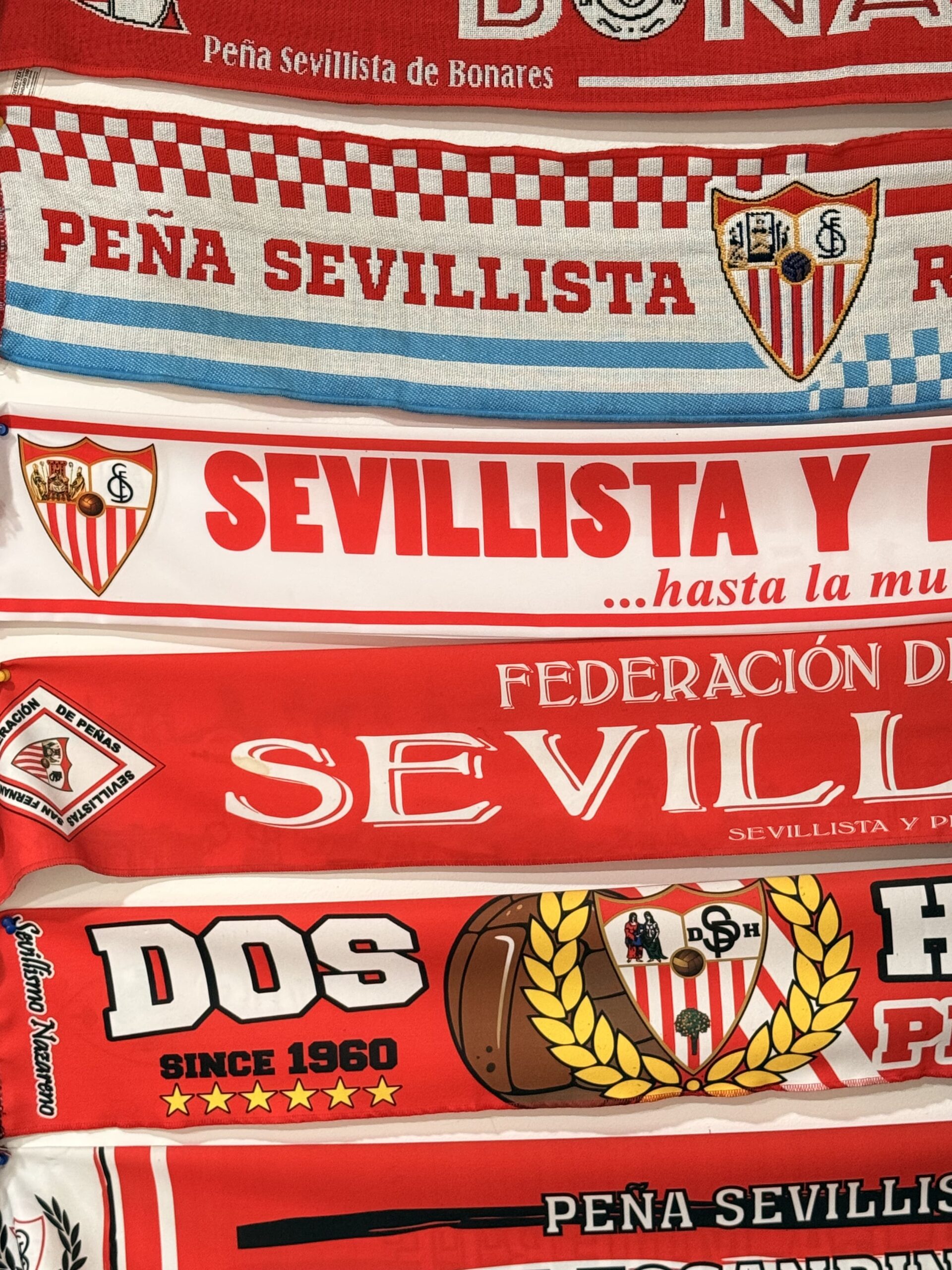 Bufandas y banderines del Sevilla FC